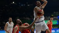 Aksi Borisa Simanic di FIBA World Cup 2023 ketika melawan China (AFP)