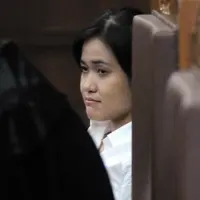 Ekspresi terdakwa kasus pembunuhan Wayan Mirna Salihin, Jessica Kumala Wongso saat menyimak keterangan saksi ahli di sidang lanjutan di Pengadilan Negeri Jakarta Pusat, Jakarta, Kamis (1/9). (Liputan6.com/Helmi Afandi)