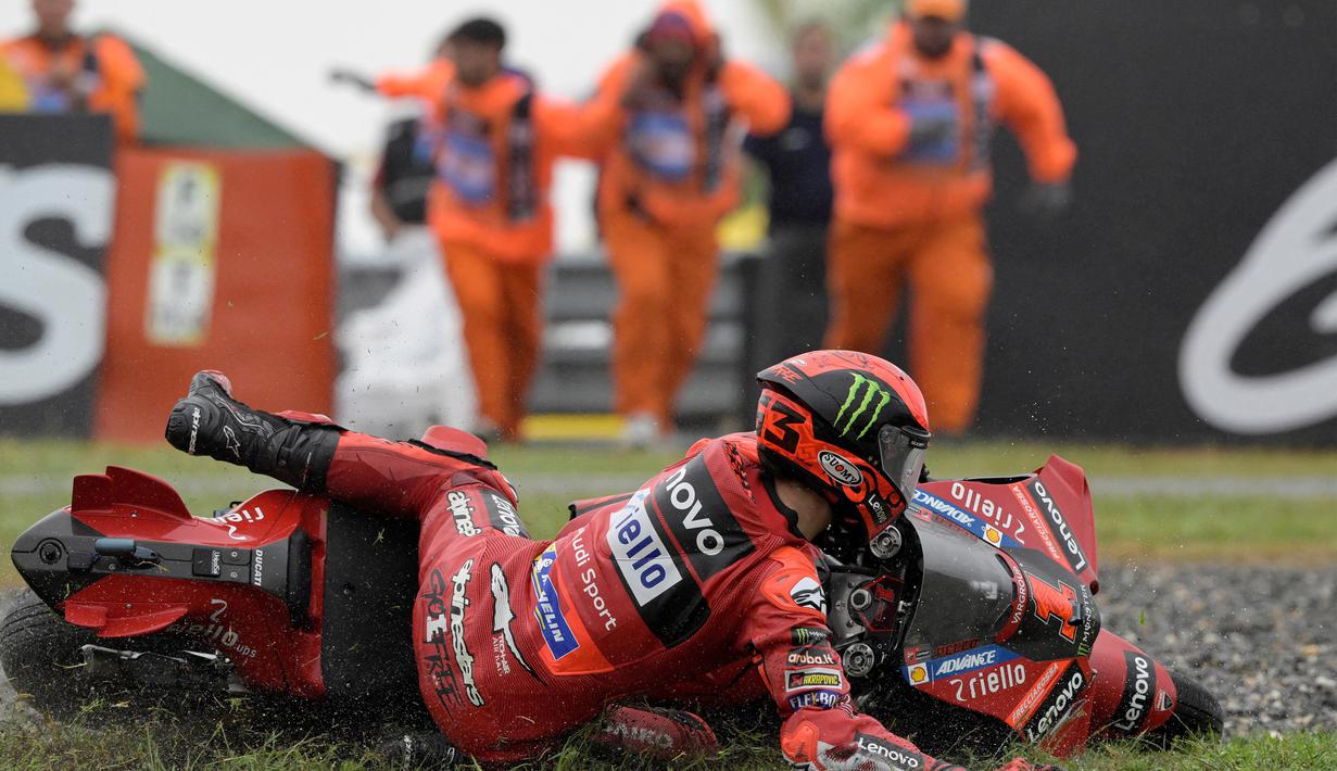 Pada lap ke-17, Francesco Bagnaia yang merupakan juara dunia bertahan terjatuh di Tikungan 13. (AFP/Juan Mabromata)