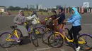 Pengunjung menggunakan sepeda dari layanan bike sharing di Monas, Jakarta, Jumat (27/7). Masa uji coba layanan bike sharing akan berlangsung selama kurang lebih tiga bulan. (Merdeka.com/Imam Buhori)