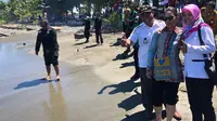 Menteri BUMN Rini Soemarno menikmati pemandangan Pantai Nabire, Papua, Rabu (21/11/2017). (Vina/Liputan6.com)