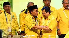 Ade Komarudin dan Setya Novanto berpelukan di Munaslub Golkar, Bali, Selasa (17/5). Setya Novanto (Setnov) terpilih menjadi Ketum Partai Golkar periode 2016-2019 setelah dirinya melakukan musyawarah mufakat dengan Ade Komarudin. (Liputan6.com/Johan Tallo)