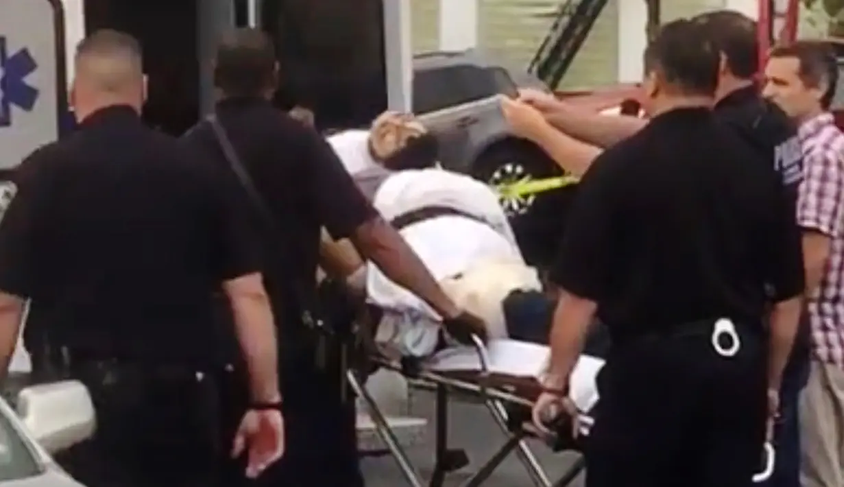 Ahmad Khan Rahami saat dibawa ke mobil ambulan setelah dilumpuhkan oleh polisi dalam tembak menembak di Linden, New Jersey, (19/9). Kepolisian New Jersey, akan memeriksa Rahami terkait ledakan bom pipa di Seaside Park. (REUTERS/Anthony Genaro)