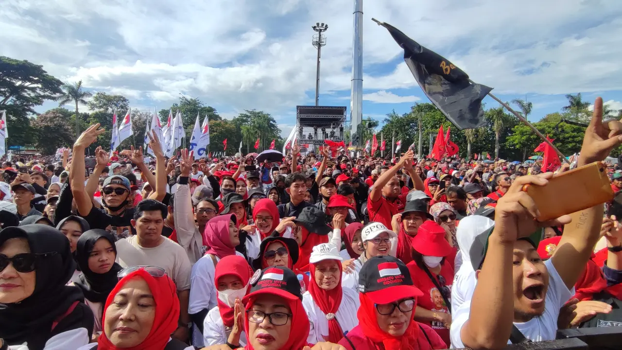 Para pendukung Pasangan Calon Presiden Presiden nomor urut 2 Ganjar Pranowo-Mahfud Md hadir di Lapangan Tegallega.
