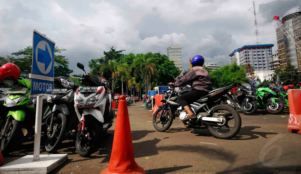 Pemilik sepeda motor dipersilakan memanfaatkan gedung-gedung yang memiliki fasilitas lahan parkir, Jakarta, Kamis (4/12/2014). (Liputan6.com/Johan Tallo)