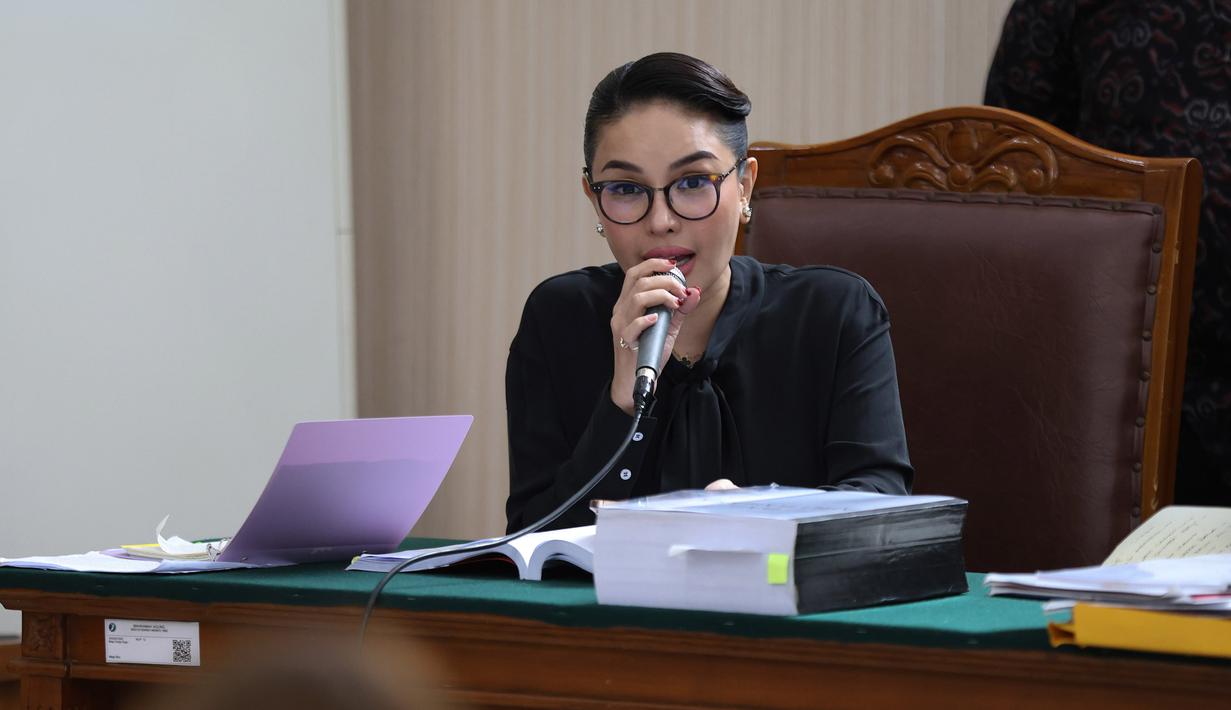 Sebelumnya, Nikita Mirzani bersaman asistennya, Ismail Marzuki didakwa atas dugaan pemerasan terhadap dr. Reza Gladys, pemilik produk Glafidsya. (Kapanlagi.com/Budy Santoso)