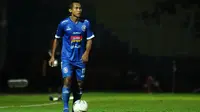 Pemain Arema, Hendro Siswanto, kembali adaptasi jadi bek kanan. (Bola.com/Iwan Setiawan)