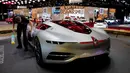 Renault Trezor saat dipamerkan dalam ajang Paris Auto Show 2016 di Paris, Perancis, Jumat (30/9). Renault Trezor menjadi mobil pertama Renault yang memiliki konsep futuristik, inovatif dan visual. (REUTERS/Jacky Naegelen)