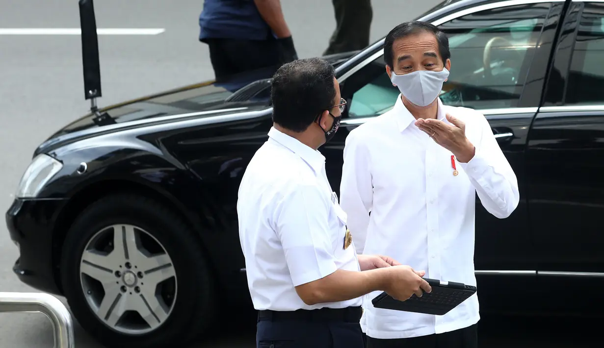Presiden Joko Widodo (kanan) berbincang dengan Gubernur DKI Jakarta Anies Baswedan usai meninjau kesiapan penerapan prosedur standar New Normal di Stasiun MRT Bundaran HI, Selasa (26/5/2020). Jokowi meninjau kesiapan fasilitas umum untuk mendukung tatanan new normal. (Tribunnews/Irwan Rismawan/Pool)