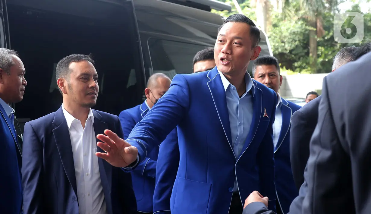 Ketua Umum Partai Demokrat Agus Harimurti Yudhoyono atau AHY (tengah) tiba untuk bertemu Ketua Umum Partai Nasdem Surya Paloh di Kantor DPP Nasdem, Jakarta, Kamis (23/6/2022). Pertemuan keduanya untuk melakukan komunikasi dalam rangka penjajakan koalisi menjelang Pemilu 2024. (Liputan6.com/Angga Yuniar)