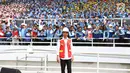 Presiden Jokowi menghadiri peresmian percepatan sertifikat tenaga kerja konstruksi serentak di seluruh Indonesia 2017 di Stadion GBK, Jakarta, Kamis (19/10). Sekitar 1.989 peserta mendapatkan sertifikat tenaga kerja konstruksi. (Liputan6.com/Angga Yuniar)