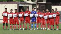 Pemain Persiba Balikpapan menunjukan kertas berisi protes sekaligus suara hati mereka terkait nasib Liga 2 saat melakoni laga uji coba melawan FC Bekasi City di Sekolah Tinggi Ilmu Kepolisian, Jakarta, Sabtu (7/1/2023). (Bola.com/M Iqbal Ichsan)