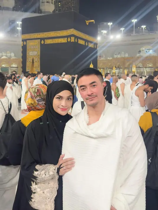 Zumi Zola pun tak kalah khusyuk dengan balutan ihram putih, menunjukkan kebersamaan mereka dalam suasana spiritual yang mendalam. [@zumizolazulkiflinurdin].