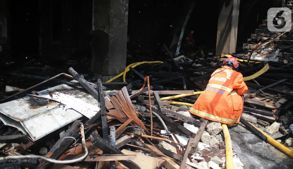 Petugas pemadam kebakaran melakukan pendingan di gedung Hailai yang terbakar di kawasan Ancol, Jakarta Utara, Selasa (5/11/2019). Tidak ada korban jiwa dalam kebakaran yang diduga  karena percikan api dari aktivitas pembongkaran yang menggunakan mesin las. (Liputana6.com/Faizal fanani)