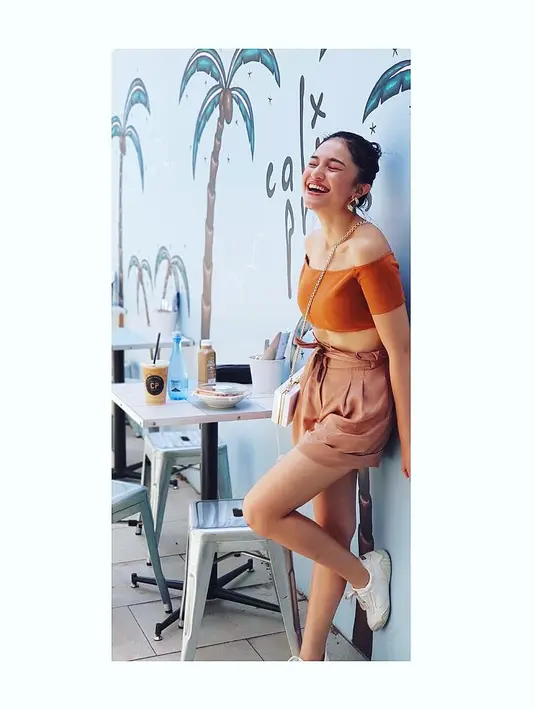 "Setiap adegan, aku selalu membedahnya sama Rio agar emosinya dapat sesuai dengan yang penonton inginkan, dan itu kami jaga banget agar goal itu tercapai, bagaimana nanti penonton malah berharap 'Sudah kalian jadian saja'," Caca menjelaskan. (marshanda99)