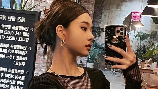 Phone case palsu Song Ji Ah/dok.  Instagram @dearzia