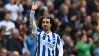 Marc Cucurella. Tampil mengesankan bersama Brighton and Hove Albion membuat bek kiri Spanyol berusia 23 tahun ini menjadi incaran klub-klub besar Eropa. Bahkan juara Liga Inggris musim ini Manchester City pun ikut memburu sang pemain. (AFP/Glyn Kirk)