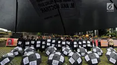 Sejumlah aktivis dari Gema Tapteng berbaris melakukan aksi teatrikal saat melakukan aksi unjuk rasa di depan gedung KPK, Jakarta, Kamis (26/4). Mereka menutut pimpinan KPK untuk mengusut tuntas Bakhtiar Ahmad Sibarani. (Merdeka.com/Dwi Narwoko)