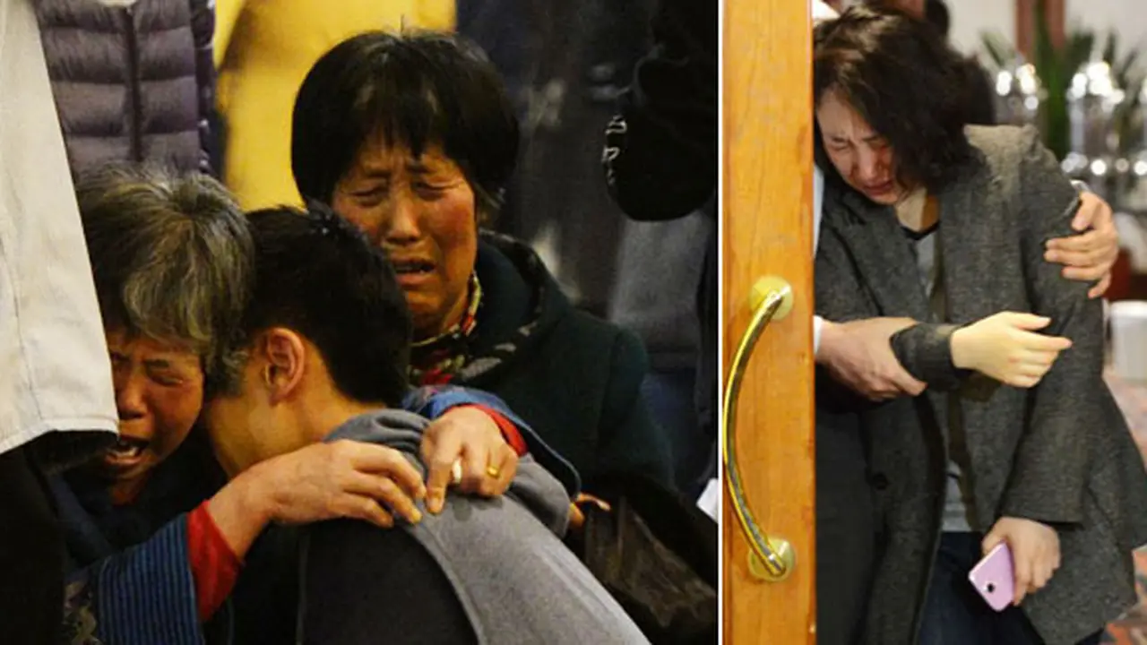 Tangis histeris keluarga | Foto: copyright AFP