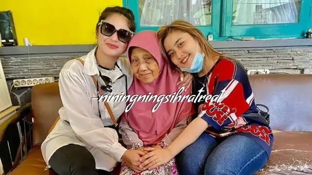5 Momen Kenangan Ibunda Nike Ardila Bersama Selebritas Tanah Air
