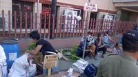 Sebagaian pedagang Pasar Johar yang lapaknya terbakar menggelar dagangannya di Jl Agus Salim, Semarang, Jawa Tengah. (Edhie Prayitno Ige/Liputan6.com)
