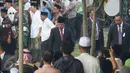 Wapres Jusuf Kalla menghadiri pemakaman Mantan Ketua Umum PBNU KH Hasyim Muzadi di Pondok Pesantren Al Hikam, Depok, Kamis (16/3). KH Hasyim Muzadi mengembuskan napas terakhir pada pukul 06.00 WIB. (Liputan6.com/Immanuel Antonius)