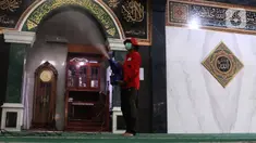 Petugas PMI Kota Tangerang melakukan penyenprotan disinfektan di area masjid Al Hidayah Cipondoh, Tangerang, Banten, Jumat (1/4/2022). Penyemprotan tersebut dilakukan untuk mengantisipasi penyebran covid 19 selama bulan Ramadhan. (Liputan6.com/Angga Yuniar)
