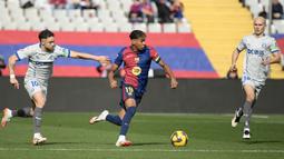 Pemain Barcelona, Lamine Yamal menggiring bola melewati penjagaan dari sejumlah pemain Deportivo Alaves dalam laga lanjutan Liga Spanyol 2024/2025 di Estadi Olimpic Lluis Companys, Barcelona, Spanyol, Minggu (02/02/2025) waktu setempat. (AFP/Josep Lago)
