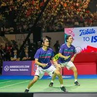 Duta Sheila On 7 berpasangan dengan Vincent Rompies dalam pertandingan utama Tepok Bulu '23. Meski kalah dengan tim asal Malaysia, Fazley Yaakob/Imran Aqil, Duta dan Vincent banyak mendapat dukungan. [Foto; KapanLagi.com/Muhammad Akrom Sukarya]