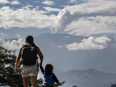Gunung berapi Nevado del Ruiz mengeluarkan awan abu di Manizales, Departemen Caldas, Kolombia, pada 3 April 2023. (JJ BONILLA / AFP)
