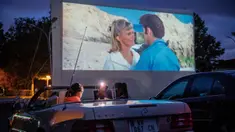 Orang-orang menonton film di sebuah bioskop drive-in yang digelar oleh warga Saint-Thibault-des-Vignes, suatu wilayah di pinggiran Kota Paris, Prancis, pada 4 Juli 2020. Bioskop berkonsep drive-in semakin populer di Prancis selama pandemi COVID-19. (Xinhua/Aurelien Morissard)