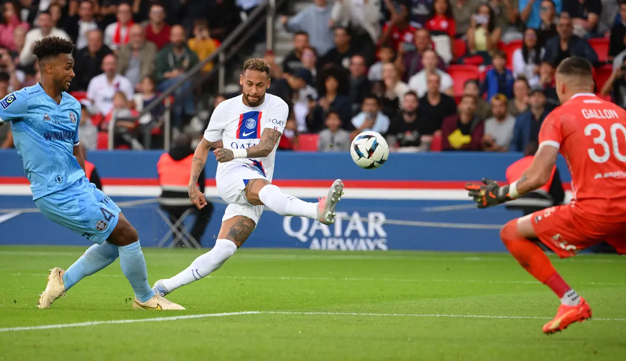 Selain Messi, Neymar juga tampil apik dengan mencetak satu gol dalam pertandingan melawan Troyes. Gol tersebut atas kontribusi Messi yang memberikan umpan terukur untuk Neymar. (AFP/Anne-Christine Poujoulat)