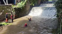 Tim SAR gabungan memperluas pencarian mahasiswi IPB yang terseret arus air saat menerobos banjir menggunakan sepeda motor di Jalan Dadai, Tanah Sereal, Kota Bogor. (Liputan6.com/Achmad Sudarno)