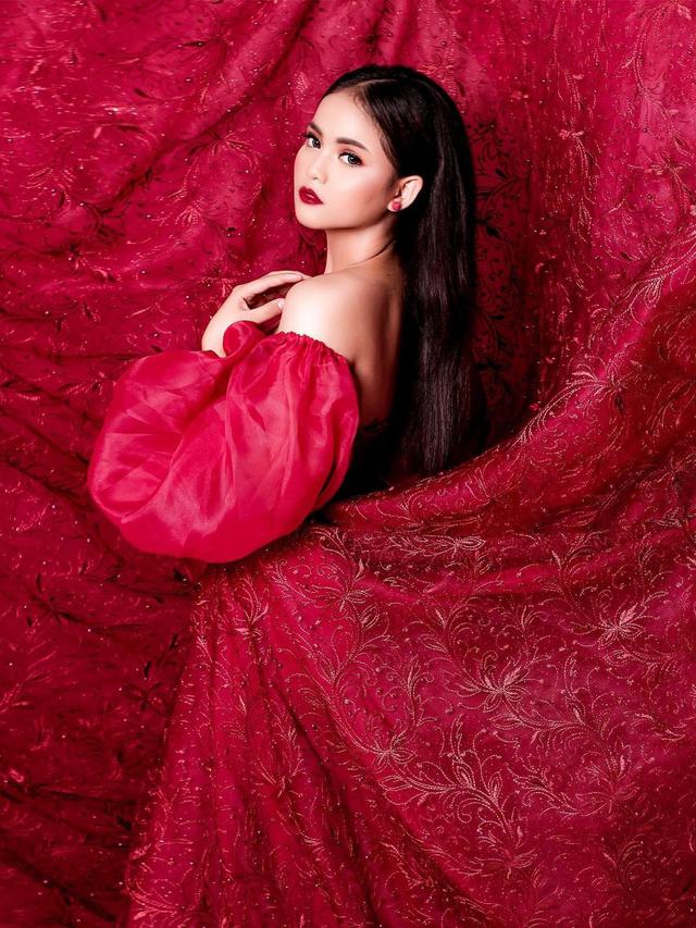 6 Gaya Pemotretan Terbaru Putri DA 4, Tampil Menawan dengan Gaun Merah