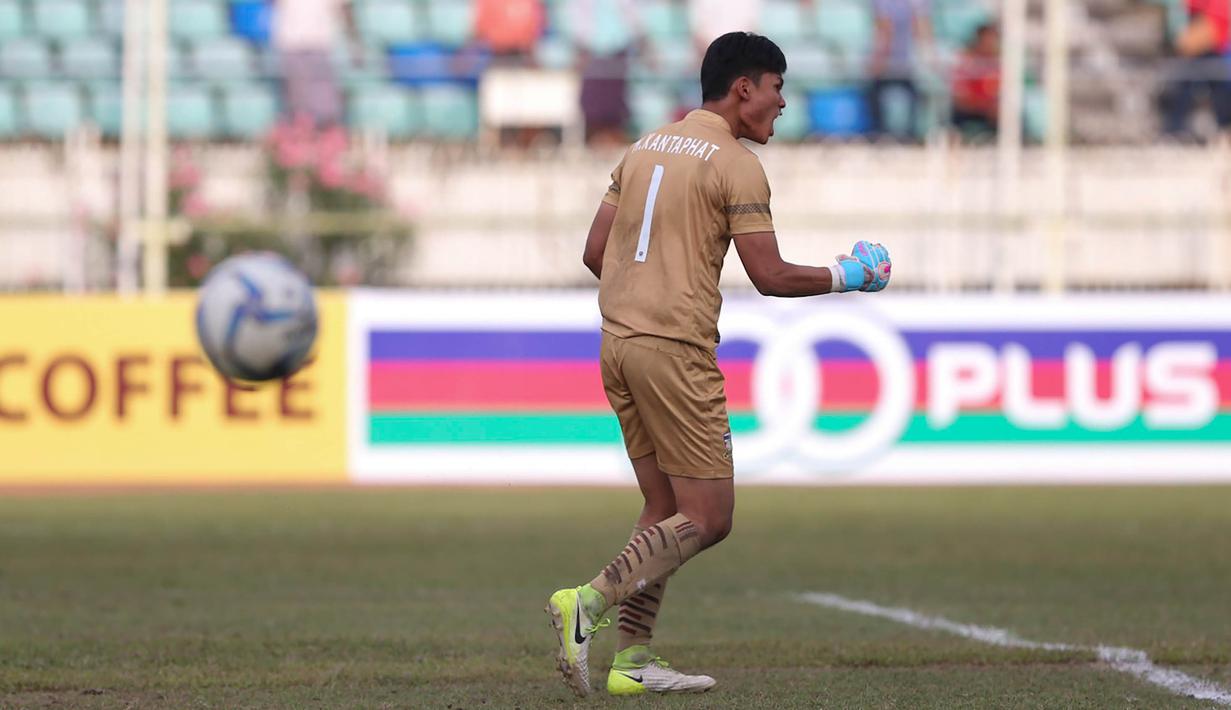 Kiper Thailand U-19, Kantaphat Manpati, merayakan kemenangan atas Timnas Indonesia U-19 pada laga Piala AFF U-18 di Stadion Thuwunna, Yangon, Jumat (15/9/2017). Manpati berkali-kali mengagalkan kesempatan Indonesia. (Bola.com/Yoppy Renato)
