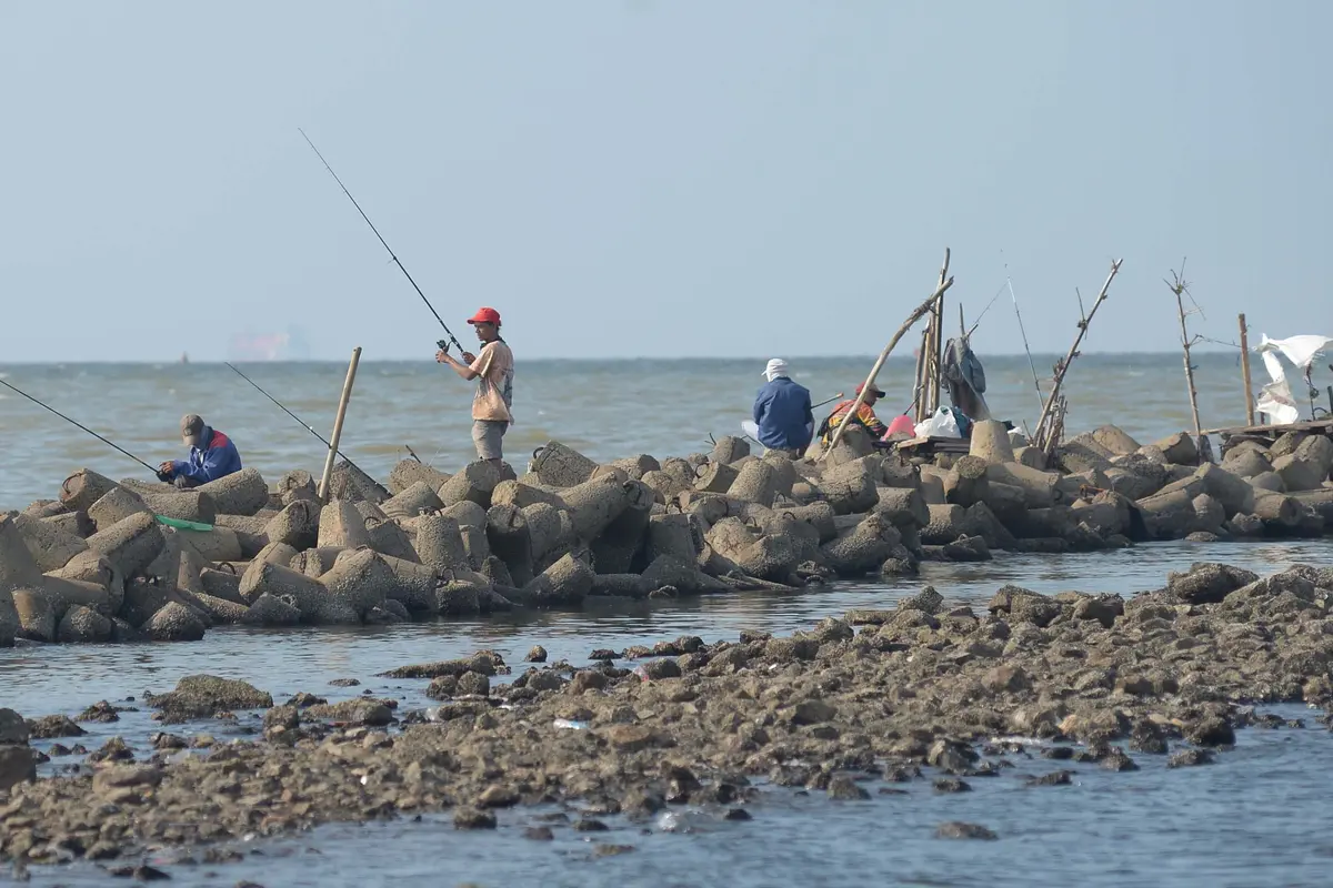 Keseruan Mancing Ikan Sambil Menunggu Buka Puasa