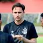 Pelatih Bhayangkara Solo FC, Paul Munster di sela-sela sesi latihan di Stadion UNS, Senin (31/5/2021). (Dok Bhayangkara Solo FC)