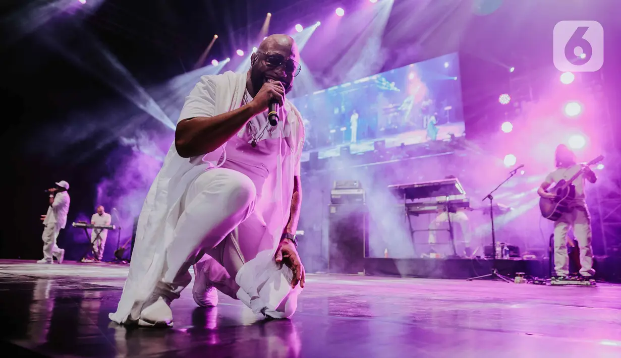 Aksi panggung personil Boyz II Men, Wanya Morris pada konser bertajuk Boyz II Men Tour of Asia 2019 di Tennis Indoor Senayan, Jakarta, Rabu (4/12/2019). Boyz II Men membawakan sebanyak 20 lagu seperti End of the Road, One Sweet Day, dan I'll make love to you. (Liputan6.com/Faizal Fanani)