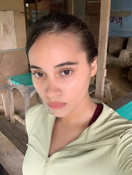 Pemain film Susah Sinyal ini nampaknya memang memiliki kulit yang sehat dan glowing. Saat tidak mengenakan makeup sama sekali, pesona Aurora Ribero kian terpancar. (Liputan6.com/IG/@auroraribero)