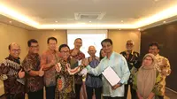 Penandatanganan perjanjian jual beli saham disaksikan Direktur Wholesale & International Service Telkom Abdus Somad Arief (kelima dari kiri) dan Chairman TSGN Datuk Hod Parman (keenam dari kiri) di Malaysia, Jumat (24/11/2017).