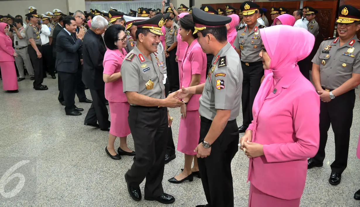Kapolri Jenderal Pol Badrodin Haiti memberikan selamat kepada 10 perwira tinggi (pati) usai upacara kenaikan pangkat di Rupatama Mabes Polri, Jakarta, Senin (23/5). Upacara dipimpin langsung oleh Kapolri Jenderal Badrodin Haiti. (Liputan6.com/Johan Tallo)