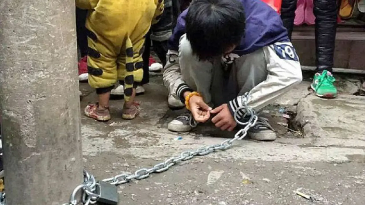 Selalu Bolos Sekolah, Ibu Ini Rantai Anaknya ke Tiang Listrik