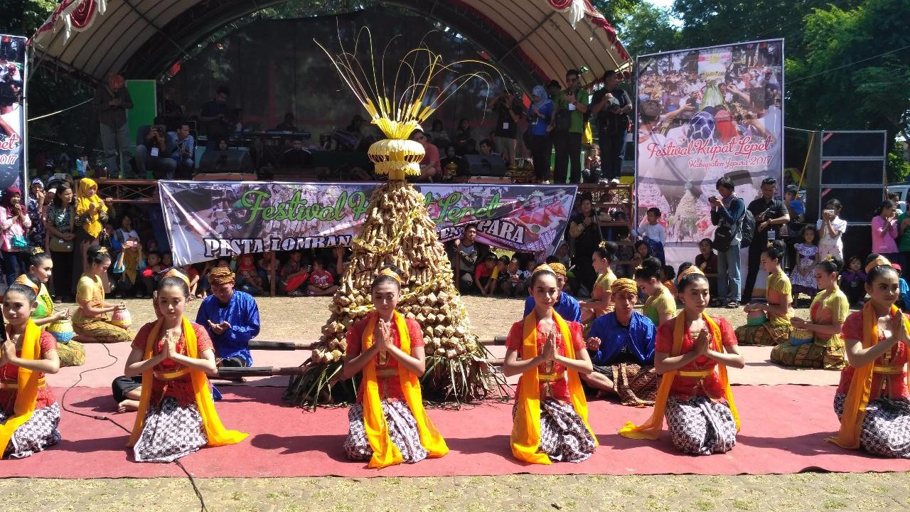 Tarian ini menggambarkan sisi hidup para nelayan sehingga perlu menggelar pesta lomban sebagai rasa syukur. (foto : Liputan6.com / edhie prayitno ige)