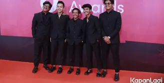Pandawara Group tampil kompak dengan mengenakan busana serba hitam. Mereka berhasil meraih Creator of The Year dan Rising Star of The Year. [Foto: KapanLagi.com/Bayu Herdianto]
