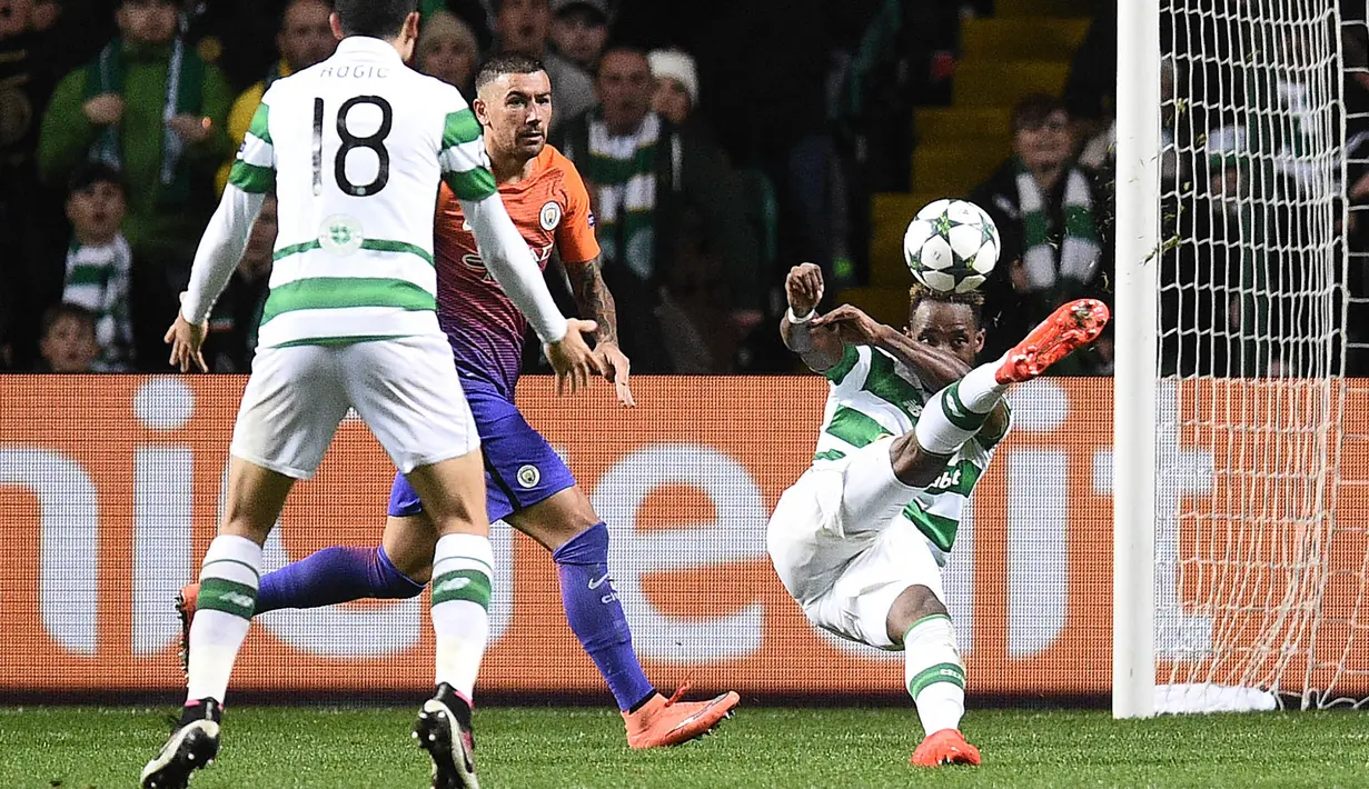 Penyerang Cetic, Moussa Dembele (kanan) melakukan tembakan kearah gawang Manchester City  pada laga Grup C Liga Champion di Celtic Park stadium, Glasgow, Kamis (29/9/2016)dini hari WIB. (AFP/Oli Scarf)
