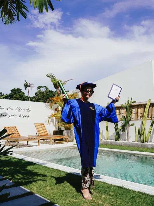 Tampil Pakai Toga, Ini 6 Potret Wisuda Marsha Aruan di Bali Bersama Keluarga