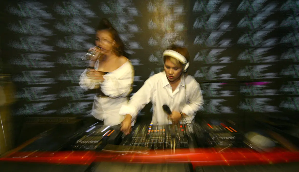 Aishiteru merupakan gabungan music EDM yang dibalut dengan Rap dalam bahasa Jepang dan reffrein yang Indonesia banget note vokalnya. (Nurwahyunan/Bintang.com)