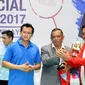 Mantan Ketua PBSI, Djoko Santoso (kedua kanan) menerima penghargaan tokoh bulu tangkis berprestasi versi CWIBC di Candra Wijaya Internasional Badminton Centre, Tangerang, Selasa (19/12). (Liputan6.com/Helmi Fithriansyah)