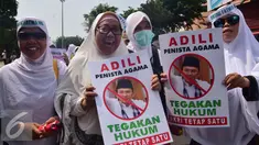 Sejumlah wanita berunjuk rasa di depan Masjid Baiturrahman Semarang, Jumat (4/11). Mereka menuntut polisi agar segera menangkap Ahok karena diduga telah melakukan penistaan agama. (Liputan6.com/Gholib)