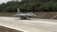 Pesawat Tempur F-16 dan Super Tucano Mendarat di Jalan Tol Lampung